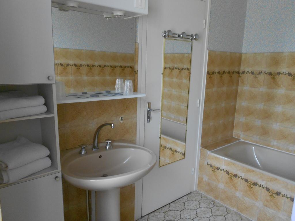 Hotel Restaurant Du Moulin De Barette Blavozy Room photo